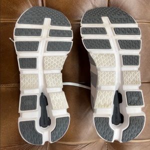 Womens on cloud cloudrunner tennis shoes! (Size 7 1/2)